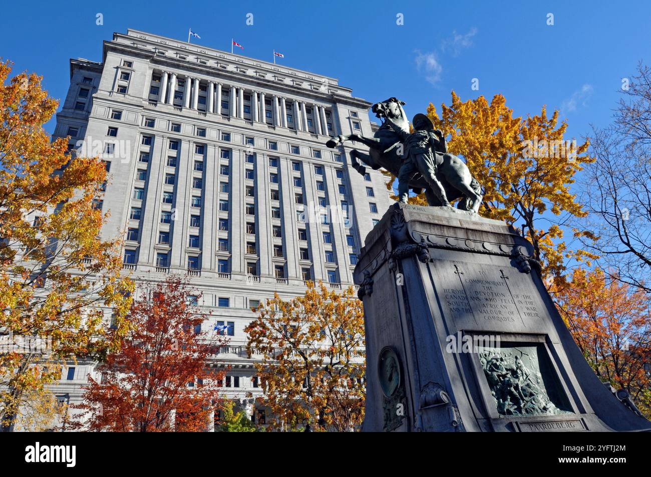 Le monument commémoratif de la guerre des Boers sur le Square Dorchester à Montréal se trouve près de l'édifice emblématique de la Sun Life. Banque D'Images