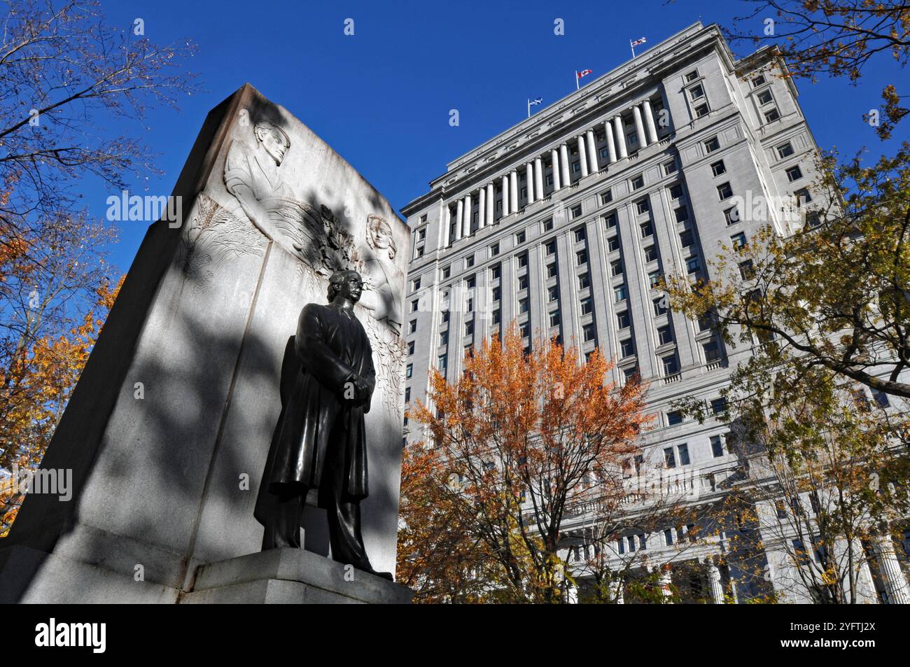 Un monument en l'honneur de l'ancien premier ministre canadien Wilfrid Laurier se dresse sur le Square Dorchester à Montréal, près de l'emblématique édifice Sun Life. Banque D'Images