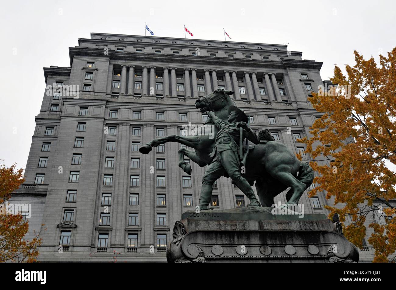 Le monument commémoratif de la guerre des Boers sur le Square Dorchester à Montréal se trouve près de l'édifice historique Sun Life, achevé en 1933. Banque D'Images