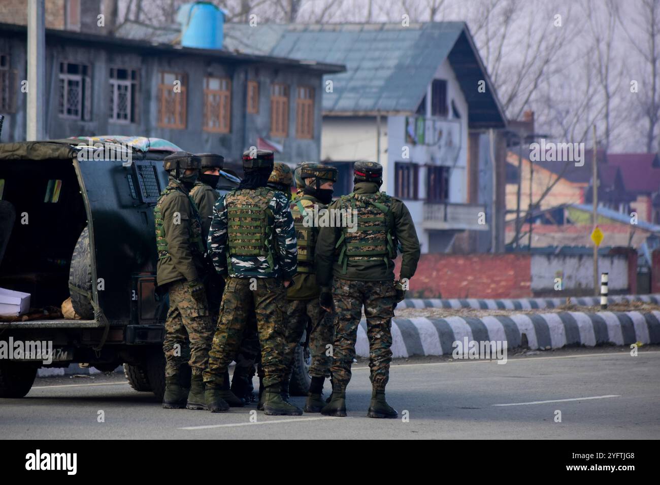 Les forces indiennes restent en alerte près d'un site de rencontre lors d'une rencontre avec des Millitants dans la zone HMT de Srinagar, au Cachemire sous administration indienne, le 30 décembre 2020. Trois millitants ont été tués dans une rencontre nocturne avec les forces indiennes. Banque D'Images