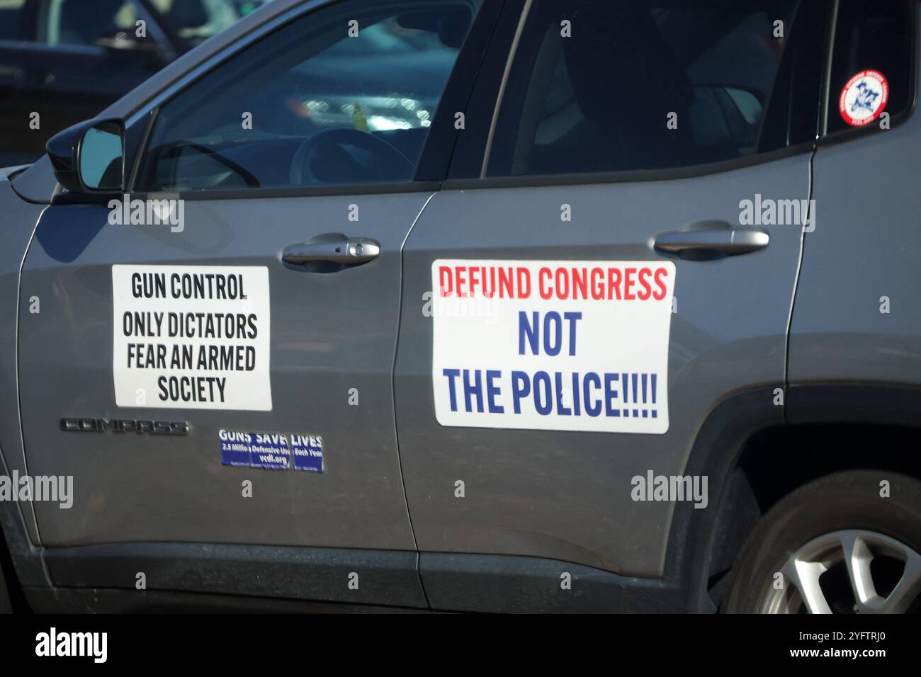 Alexandria, Virginie, États-Unis. 5 novembre 2024. Pro Gun et Pro police signe affiché sur une voiture pendant le jour de l'élection 2024 à Hayfield Secondary School à Alexandria, Virginie, le 5 novembre 2024. Crédit : Mpi34/Media Punch/Alamy Live News Banque D'Images