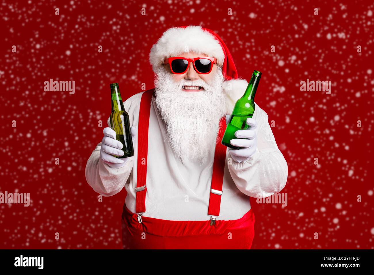 Portrait de son il attrayant gai gai tricherie drôle gras à cheveux blancs Santa tenant dans la main des bouteilles de bière inviter festal événement isolé vif et vif Banque D'Images