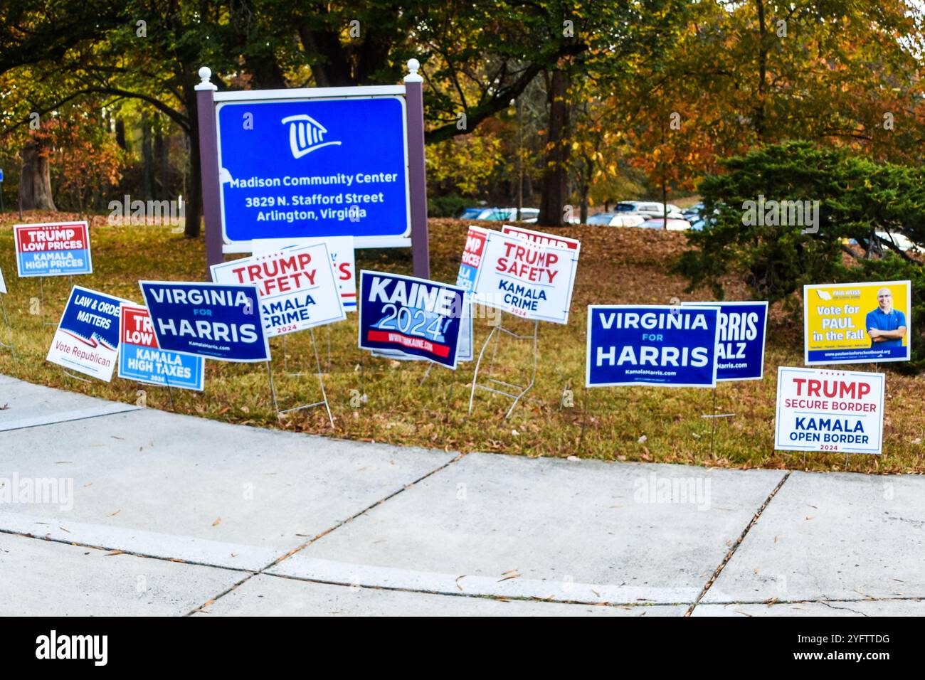 Des affiches de cour à l'extérieur du lieu de scrutin le jour de l'élection au centre communautaire d'Arlington, Virginie Banque D'Images