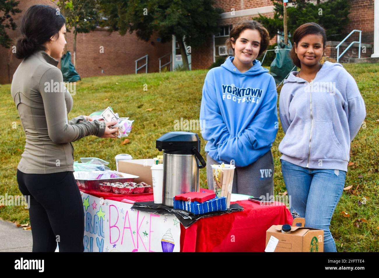 Vente de pâtisseries au lycée au bureau de vote du centre communautaire le jour de l'élection à Arlington, en Virginie Banque D'Images
