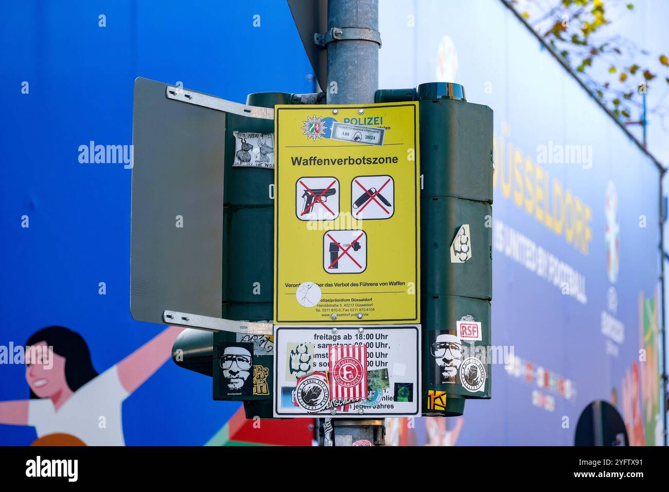 Düsseldorf 05.11.2024 Waffenverbotszone Altstadt Waffenverbot Verbotszonen Pistolen Schusswaffen Messer Klappmesser Reizgas Ausgehviertel Ausgehzonen Messerattacken Elektroschocker Kriminalität hotspots Polizei Bundespolizei Rheinufer Rheinuferpromenade Jugendliche Alkoholkonsum Messerstecher Messerverbot Küchenmesser Strafmündigkeit Strafunmündigkeit Düsseldorf Nordrhein-Westfalen Deutschland *** Düsseldorf hotspots 05 11 2024 armes zones de vie des armes zones de vie des armes zones de vie des zones de vie des armes de feu de feu de nuit des armes de Pun feu de nuit Banque D'Images