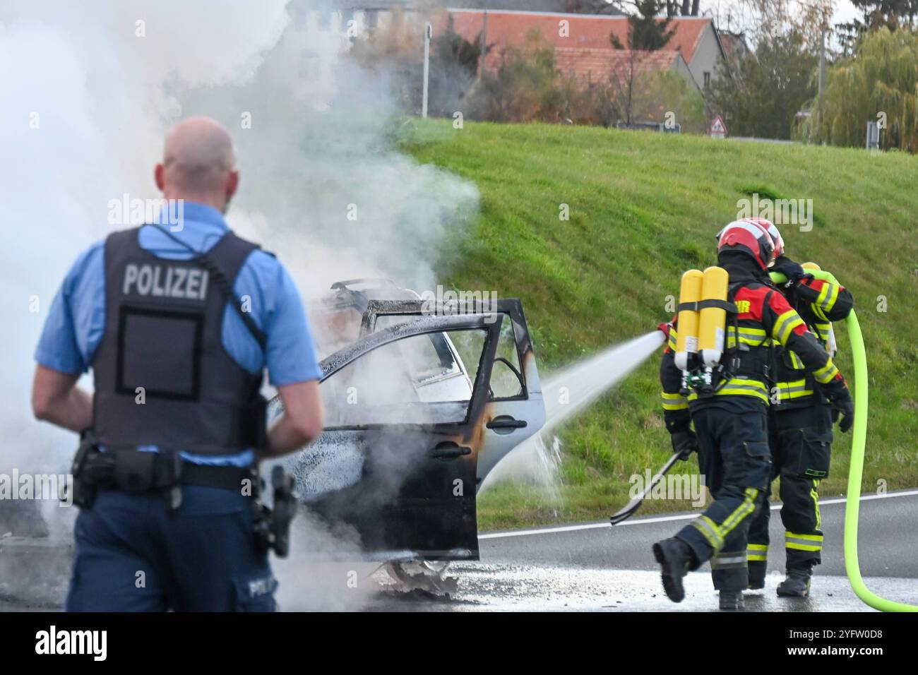 Leisnig - 38-jähriges Löschfahrzeug kaputt Feuerwehr kann Pkw-Brand zunächst nicht löschen, Kameraden verägert 02.11.2024 gegen 15,45 Uhr Leisnig OT Minkwitz, Minkwitzer Landstraße Zu einem gefährlichen Feuerwehreinsatz kam es am Samstagnachmittag unweit des mittelsächsischen Leisnig. Gegen 15,45 Uhr wurde die Feuerwehr Leisnig zu einem Pkw-Brand auf die Minkwitzer Landstraße im Ortsteil Minkwitz alarmiert. Dort brannte ein VW einer Frau voll aus, nachdem diese auf dem Weg von Leisnig nach Waldheim bereits unterwegs Kraftstoffgeruch wahrgenommen hatte. Ihren Angaben zufolge kam es auf dem Weg Banque D'Images