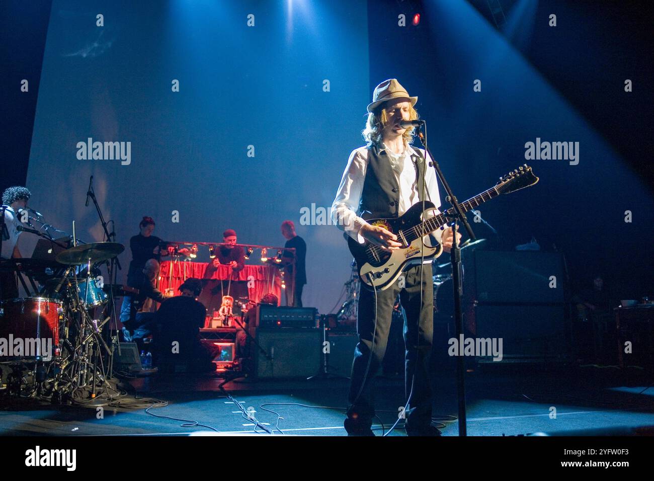 Beck jouant avec des marionnettes au Shepherd's Bush Empire, le 2 septembre 2006. Londres, Angleterre, Royaume-Uni. Banque D'Images