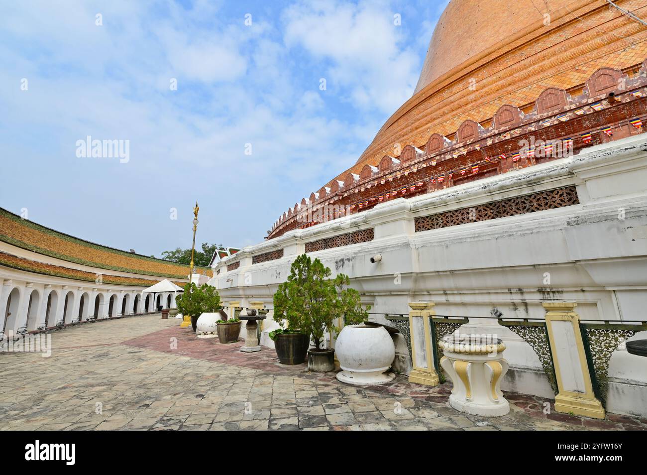 Sentier de randonnée autour de Phra Pathom Chedi dans la province de Nakhon Pathom, Thaïlande Banque D'Images