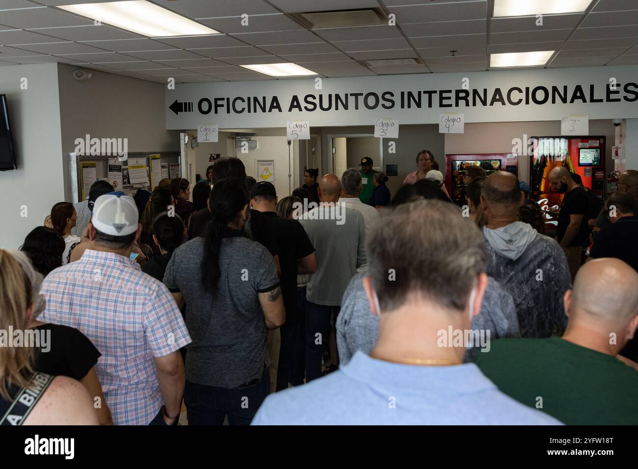 San Juan, États-Unis. 05 novembre 2024. Les électeurs ont dû faire face à de longues files d'attente dans les bureaux de vote le jour des élections à San Juan, Porto Rico, le mardi 5 novembre 2024. (Carlos Berríos Polanco/Sipa USA) crédit : Sipa USA/Alamy Live News Banque D'Images