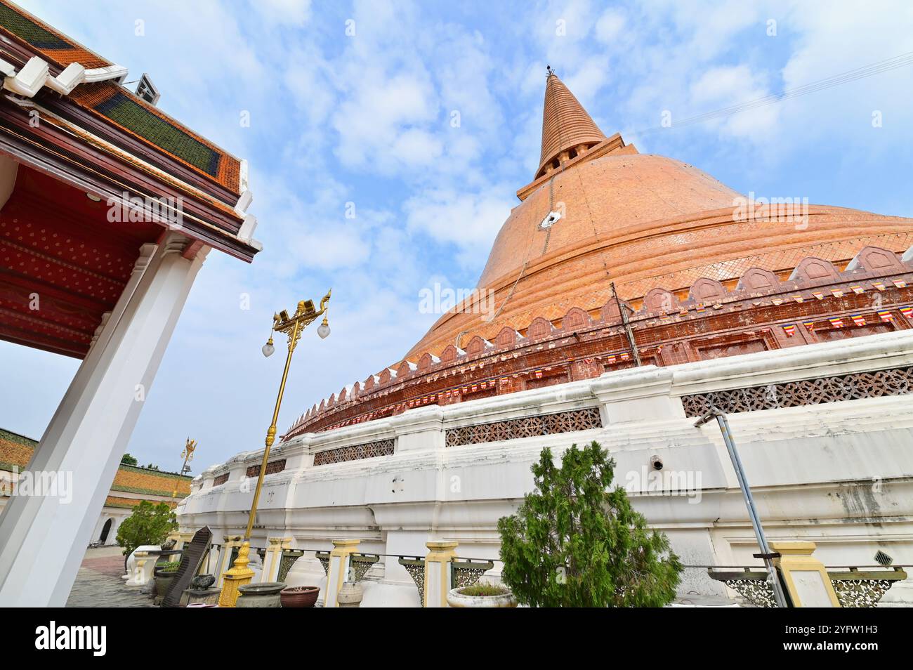 Pagode Phra Pathom Chedi le jour du soleil dans la province de Nakhon Pathom, Thaïlande Banque D'Images