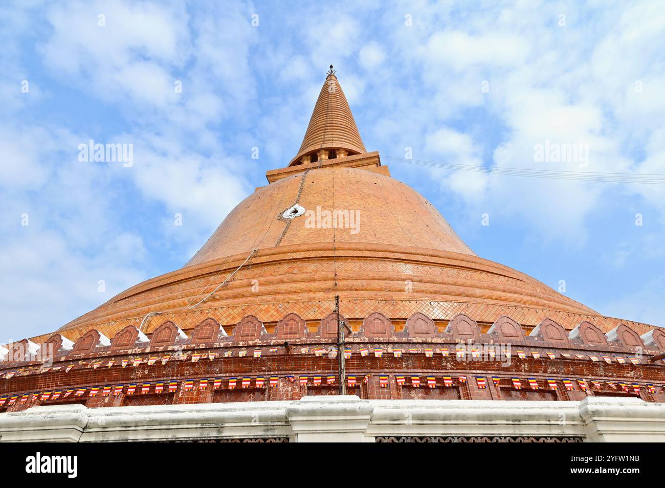 Pagode dorée de Phra Pathom Chedi le jour du soleil dans la province de Nakhon Pathom, Thaïlande Banque D'Images
