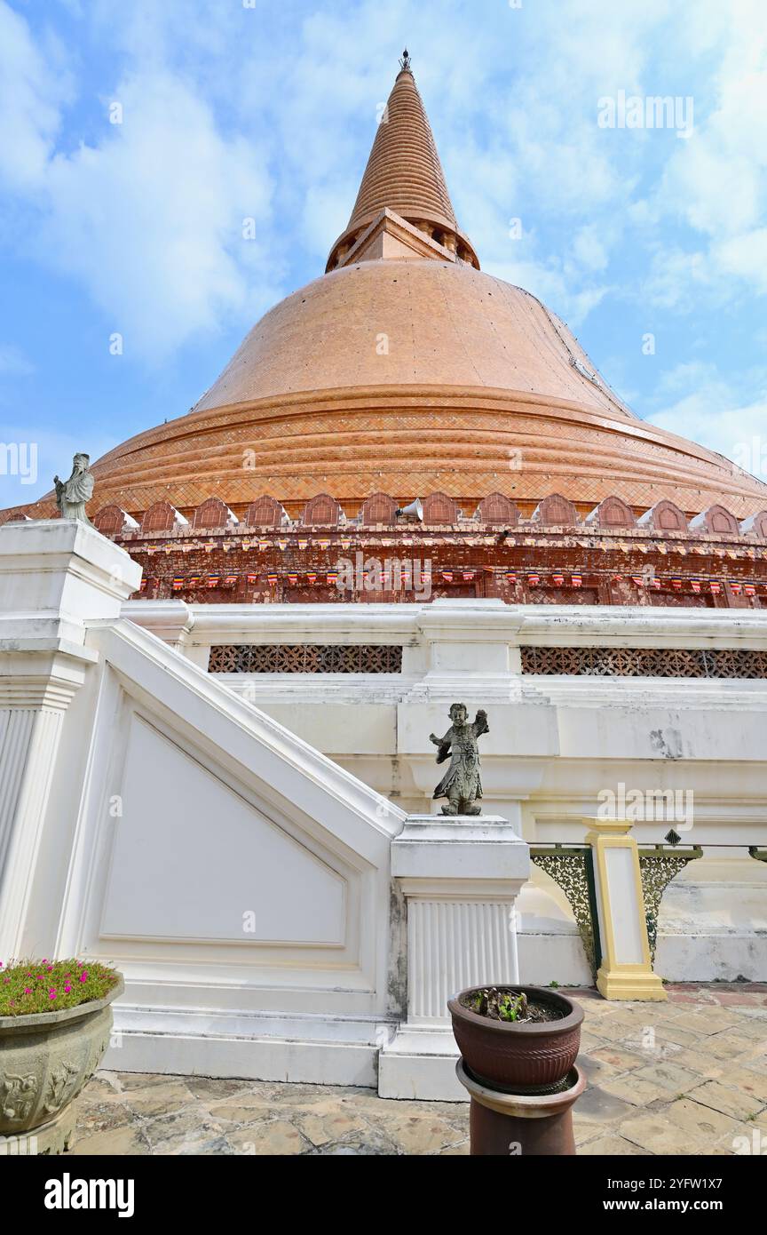 Énorme pagode dorée de Phra Pathom Chedi dans la province de Nakhon Pathom, Thaïlande Banque D'Images