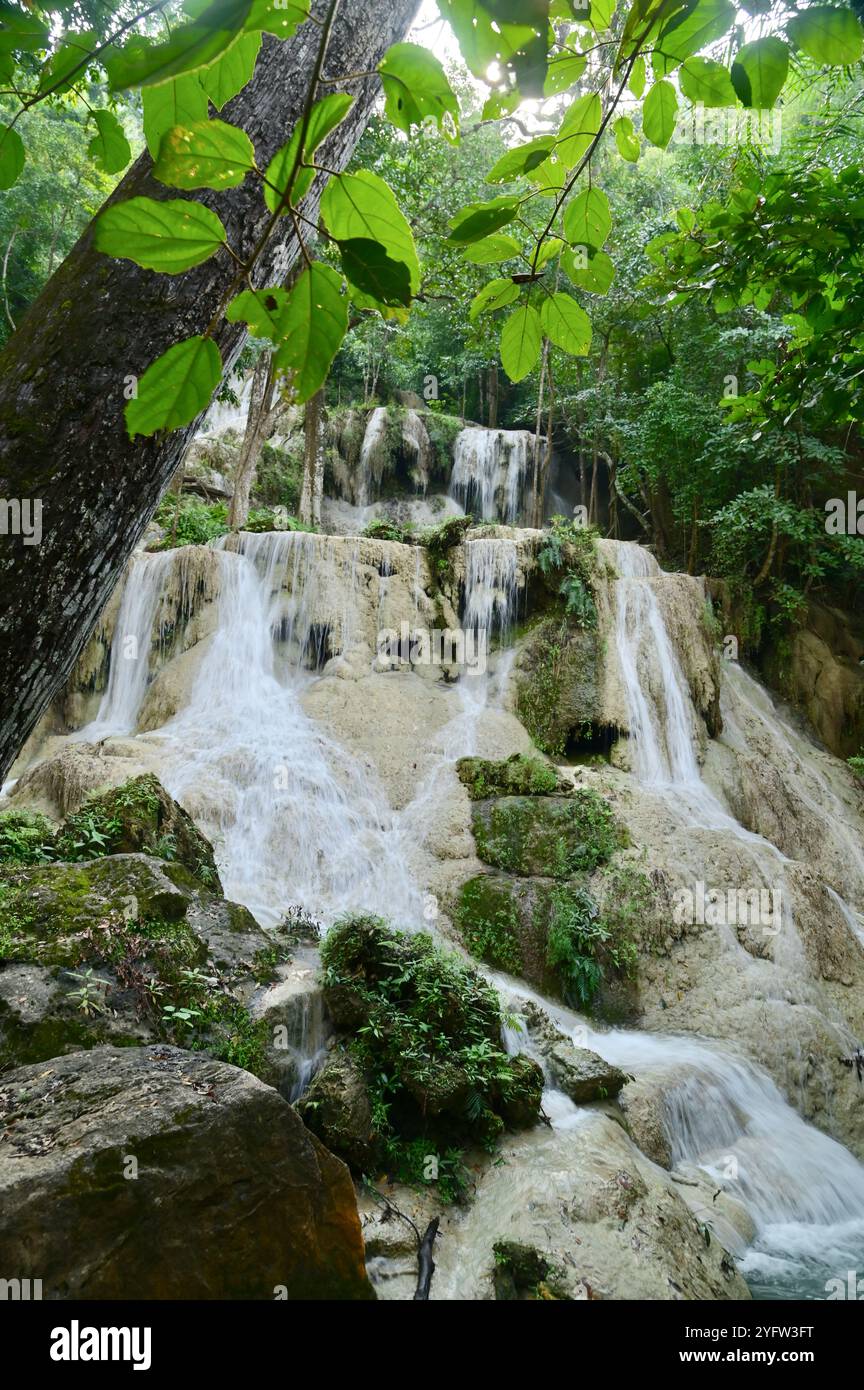 Belles chutes d'Erawan niveau 6 dans la province de Kanchanaburi Banque D'Images