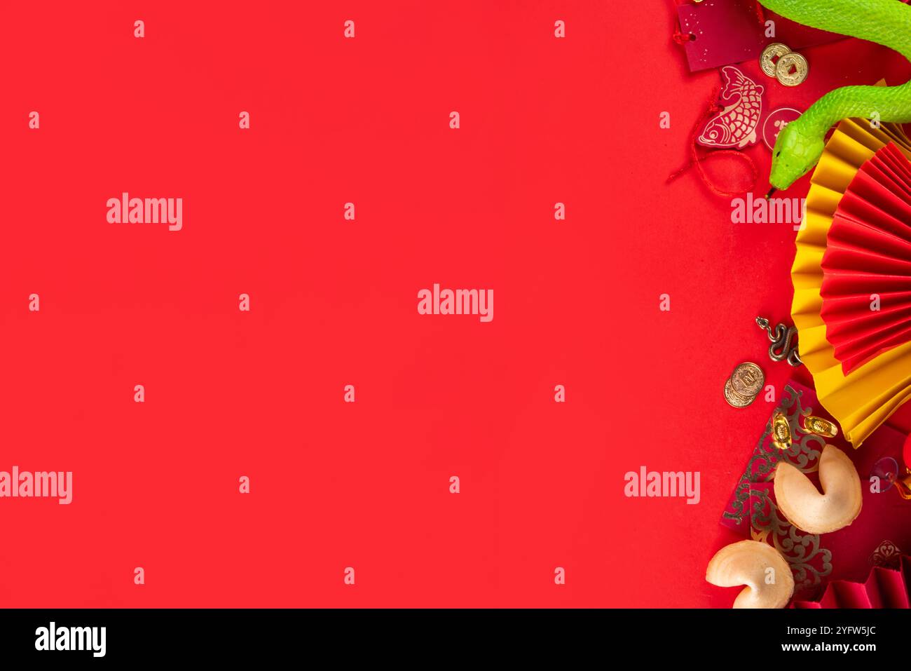 Contexte du nouvel an chinois 2025, année du serpent. Rouge et or Chinois carte de voeux nouvel an lunaire plate avec Green Wooden Snake, vue de dessus avec Banque D'Images