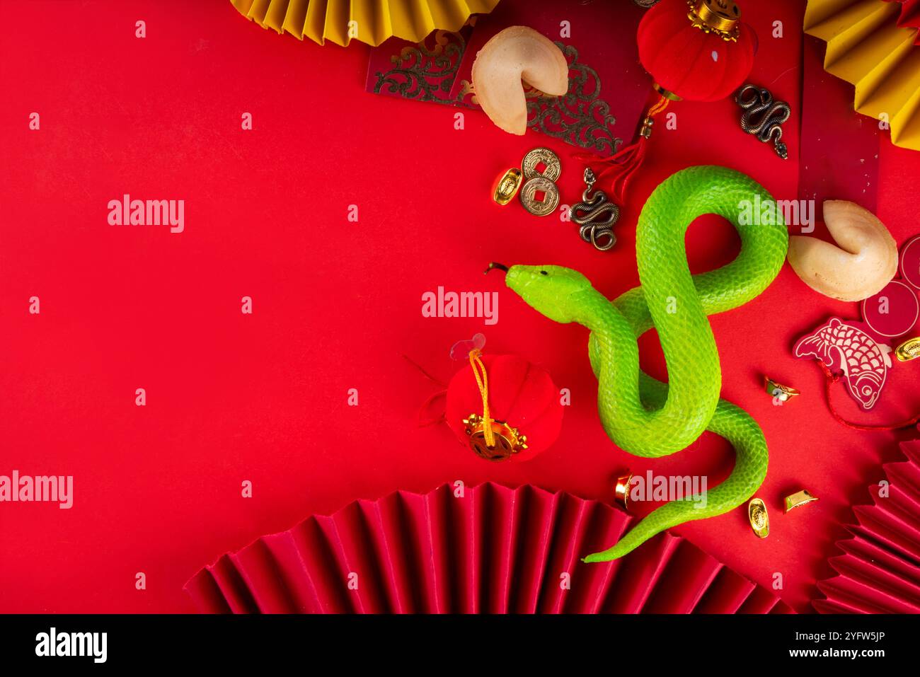 Contexte du nouvel an chinois 2025, année du serpent. Rouge et or Chinois carte de voeux nouvel an lunaire plate avec Green Wooden Snake, vue de dessus avec Banque D'Images