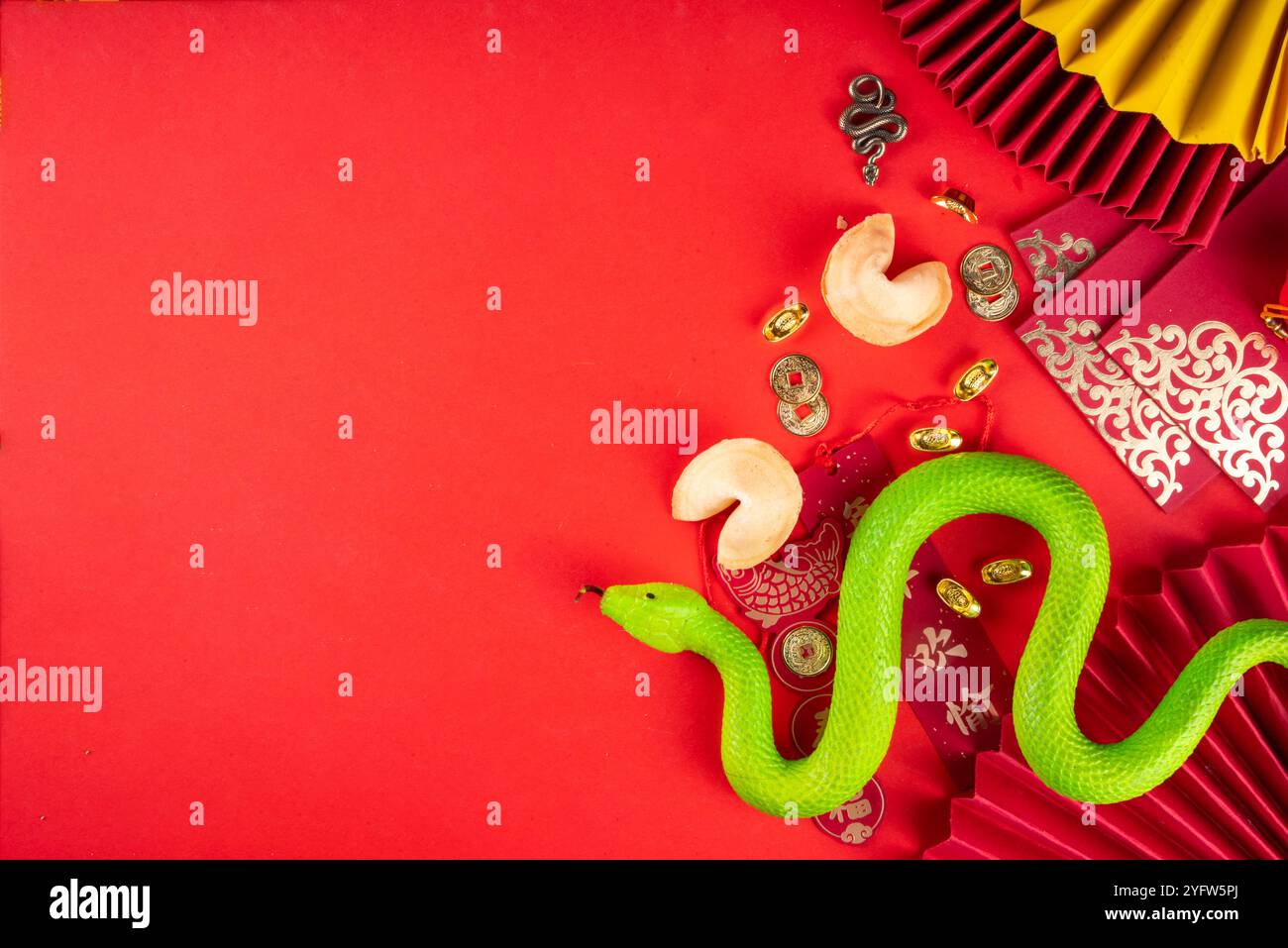 Contexte du nouvel an chinois 2025, année du serpent. Rouge et or Chinois carte de voeux nouvel an lunaire plate avec Green Wooden Snake, vue de dessus avec Banque D'Images