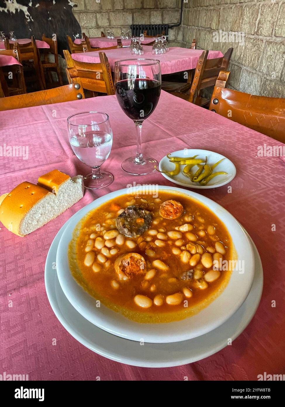 Ragoût de haricots servi dans un restaurant. Espagne. Banque D'Images