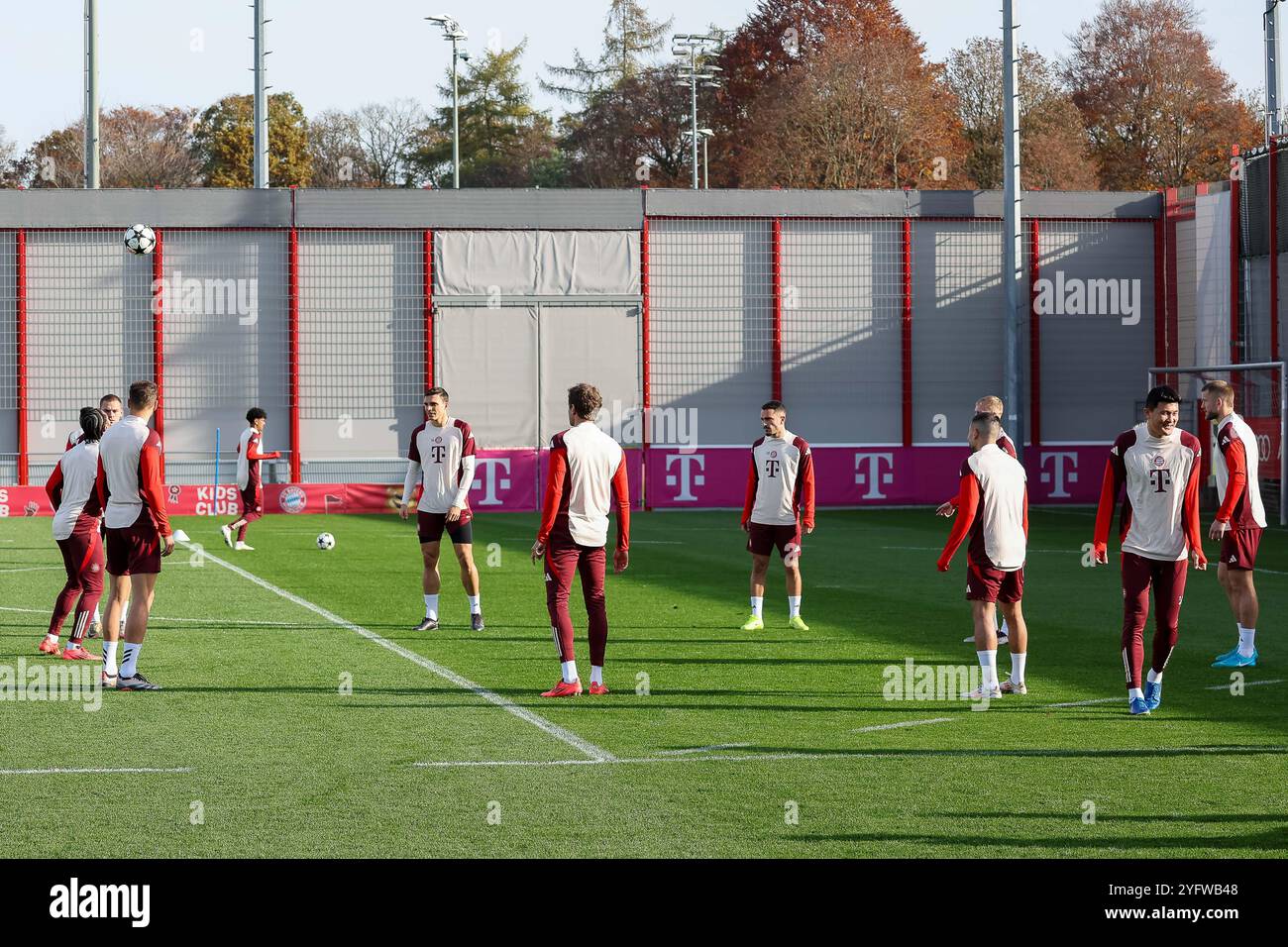 Mannschaft, Team FC Bayern Muenchen auf dem Platz beim Training, Joao Palhinha (FC Bayern Muenchen, 16) mit Arijon Ibrahimovic (FC Bayern Muenchen, 20) und Minjae Kim (FC Bayern Muenchen, 03), mit Thomas Mueller (FC Bayern Muenchen, 25), Ger, Abschlusstraining, FC Bayern Muenchen, Fussball, UEFA Champions League, 4. Spieltag, saison 2024/2025, 05.11.2024, Foto : Eibner-Pressefoto/Jenni Maul Banque D'Images