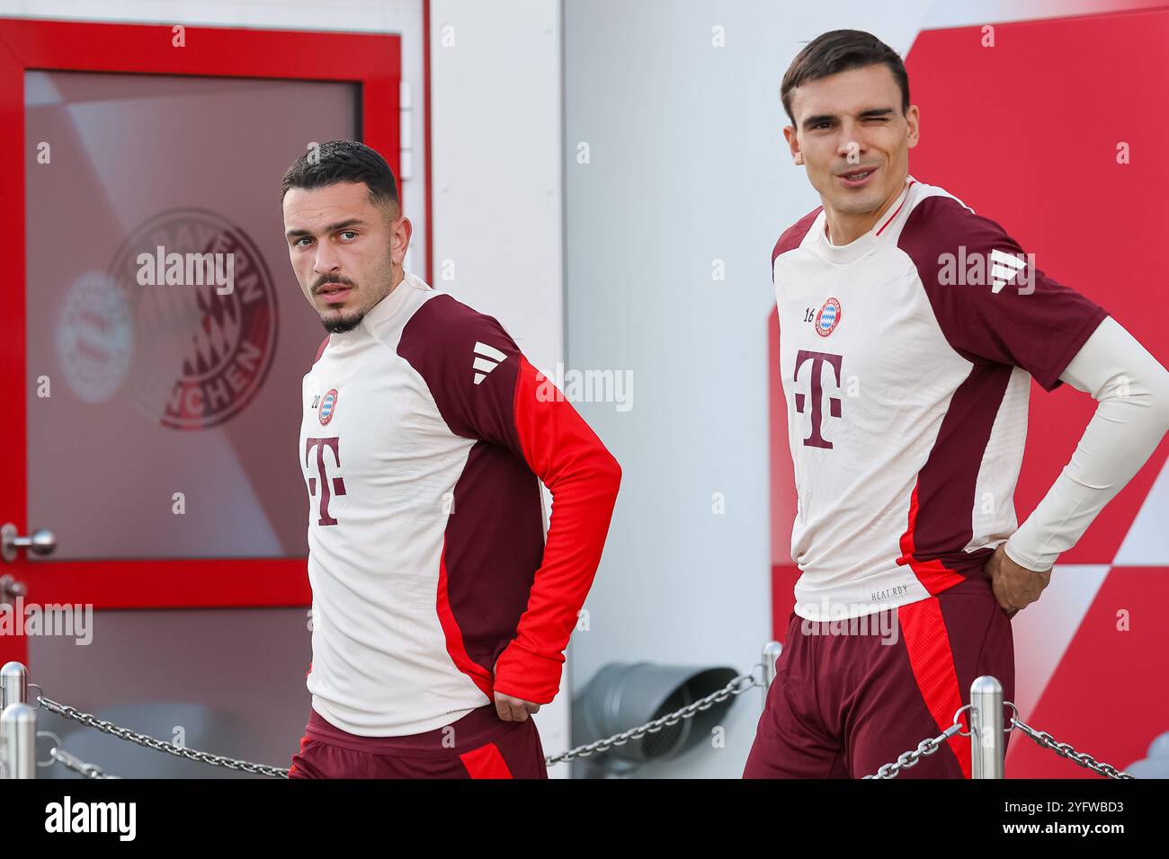 Arijon Ibrahimovic (FC Bayern Muenchen, 20) und Joao Palhinha (FC Bayern Muenchen, 16) auf dem Weg von der Kabine zum Trainingsplatz, Ger, Abschlusstraining, FC Bayern Muenchen, Fussball, Ligue des champions de l'UEFA, 4. Spieltag, saison 2024/2025, 05.11.2024, Foto : Eibner-Pressefoto/Jenni Maul Banque D'Images