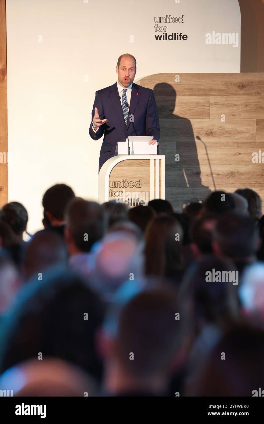 Le Prince de Galles prononce un discours sur la nature, l’environnement et son soutien aux rangers lors de l’exposition mondiale United for Wildlife 2024 au Lookout, sur le front de mer V&A au Cap. L'événement rassemble des leaders mondiaux de la conservation, de l'application de la loi et du gouvernement avec les équipes de travail de United for Wildlife dans les domaines de la finance, du droit, des transports et du commerce électronique pour poursuivre la mission commune de lutte contre la criminalité liée aux espèces sauvages. Le prince William en est au deuxième jour de sa visite en Afrique du Sud, avant la quatrième cérémonie annuelle de remise des prix Earthshot le 6 novembre. Date de la photo : mardi 5 novembre 2024. Banque D'Images