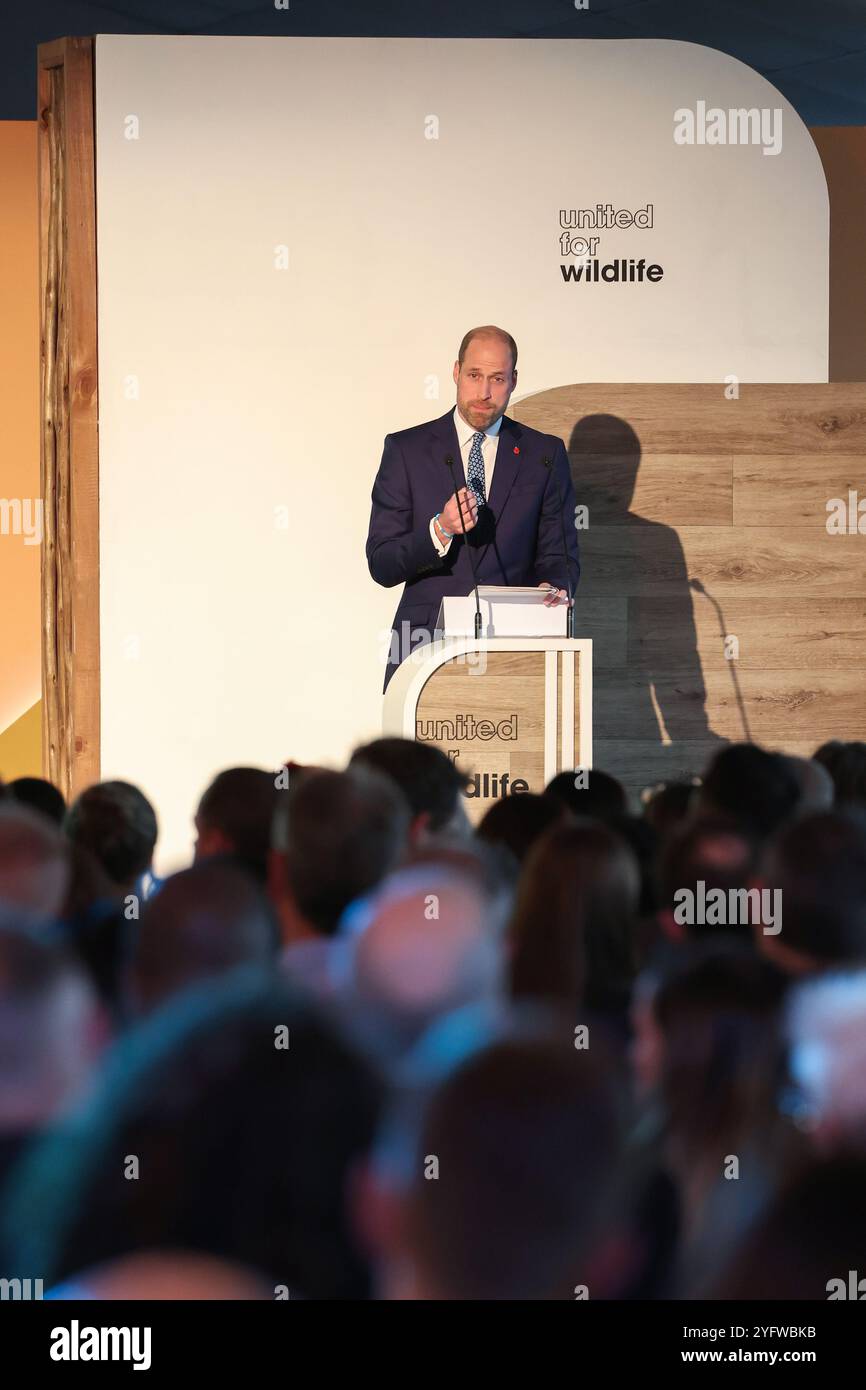 Le Prince de Galles prononce un discours sur la nature, l’environnement et son soutien aux rangers lors de l’exposition mondiale United for Wildlife 2024 au Lookout, sur le front de mer V&A au Cap. L'événement rassemble des leaders mondiaux de la conservation, de l'application de la loi et du gouvernement avec les équipes de travail de United for Wildlife dans les domaines de la finance, du droit, des transports et du commerce électronique pour poursuivre la mission commune de lutte contre la criminalité liée aux espèces sauvages. Le prince William en est au deuxième jour de sa visite en Afrique du Sud, avant la quatrième cérémonie annuelle de remise des prix Earthshot le 6 novembre. Date de la photo : mardi 5 novembre 2024. Banque D'Images