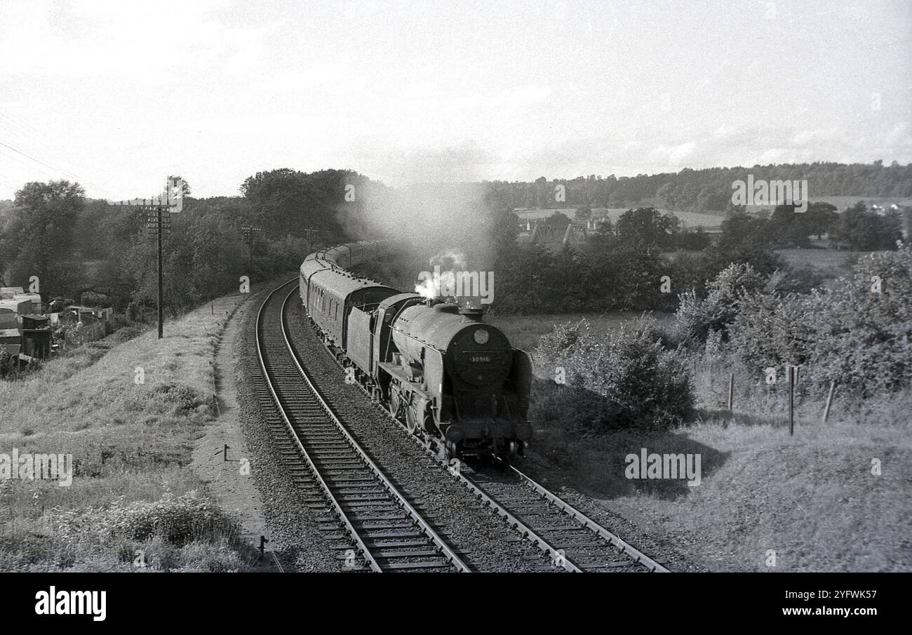Fin des années 1950, historique, locomotive à vapeur, no 30916, sur voie ferrée, Angleterre, Royaume-Uni. Construite à Eastleigh, la Munsell V Cass 4-4-0 (Whitgift) a été renumérotée 30916 en décembre 1948 lors de la création de British Railways. Retiré du service en 1962 Banque D'Images