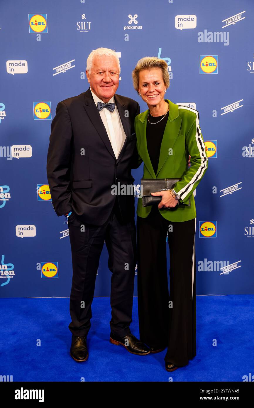 Middelkerke, Belgique. 05 novembre 2024. Patrick Lefevere, PDG de Soudal Quick-Step, et Gella Vandecaveye photographiés à l'arrivée pour la cérémonie de remise des prix 'Flandrien' du meilleur cycliste belge de la saison cycliste 2024, organisée par le journal 'Het Nieuwsblad', mardi 05 novembre 2024 à Middelkerke. BELGA PHOTO KURT DESPLENTER crédit : Belga News Agency/Alamy Live News Banque D'Images