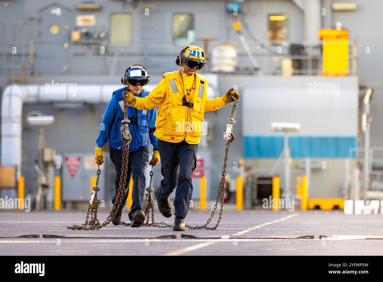 Mer des Philippines. 28 septembre 2024. Les marins américains affectés à la base maritime expéditionnaire USS Miguel Keith (ESB 5) enlèvent les chaînes d'un avion pendant les opérations de vol avec le Marine Medium Tiltrotor Squadron (VMM) 165 (renforcé), 15e Marine Expeditionary Unit, alors qu'ils étaient en route dans la mer des Philippines, le 28 septembre 2024. Des éléments de la 15e MEU sont embarqués à bord de Miguel Keith pour mener des opérations de routine dans la zone d'opérations de la 7e flotte américaine. Les navires de classe ESB, comme Miguel Keith, permettent aux forces expéditionnaires en mer, telles que la 15e MEU, de maintenir une présence avancée avec la capacité de Banque D'Images