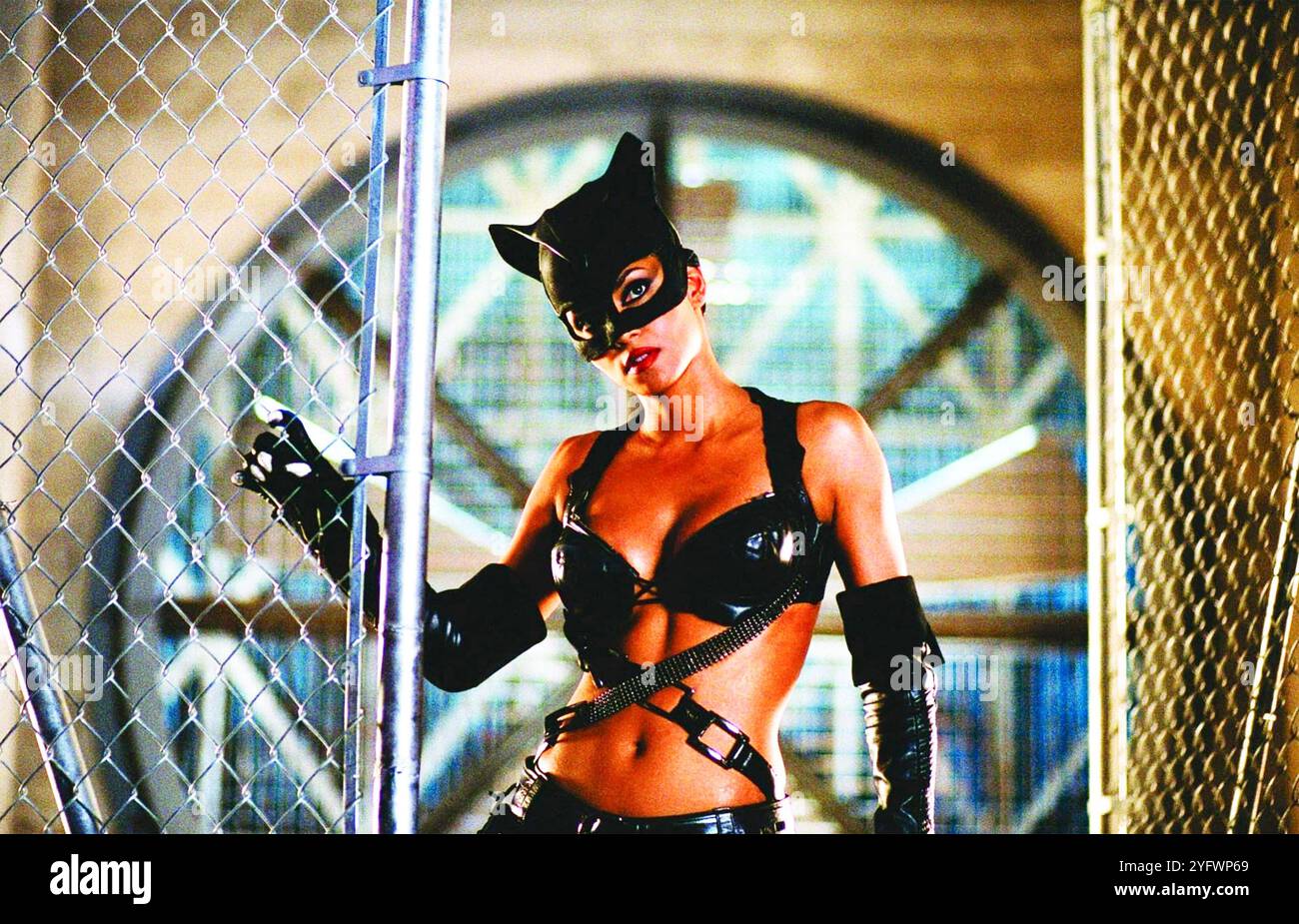 CATWOMAN 2004 Warner Bros Films avec Halle Berry dans le rôle de Catwoman et Sharon Stone dans le rôle de Laurel Hedare. Banque D'Images