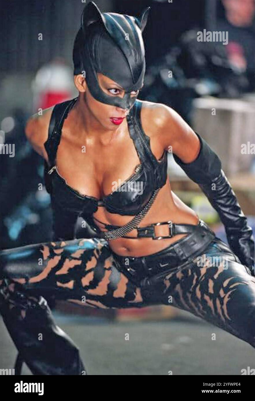CATWOMAN 2004 Warner Bros Film photos avec Halle Berry Banque D'Images