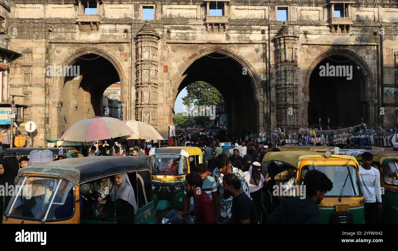 Teen Gate au bazar Lal Darwaja dans la vieille ville d'Ahmedabad, Gujarat, Inde Banque D'Images