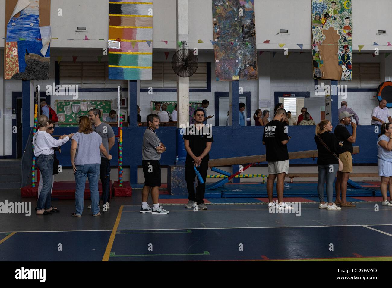 Guaynabo, États-Unis. 05 novembre 2024. Les électeurs ont fait face à de longues files d'attente à leur bureau de vote le jour du scrutin à Guaynabo, Porto Rico, le mardi 5 novembre 2024. (Carlos Berríos Polanco/Sipa USA) crédit : Sipa USA/Alamy Live News Banque D'Images