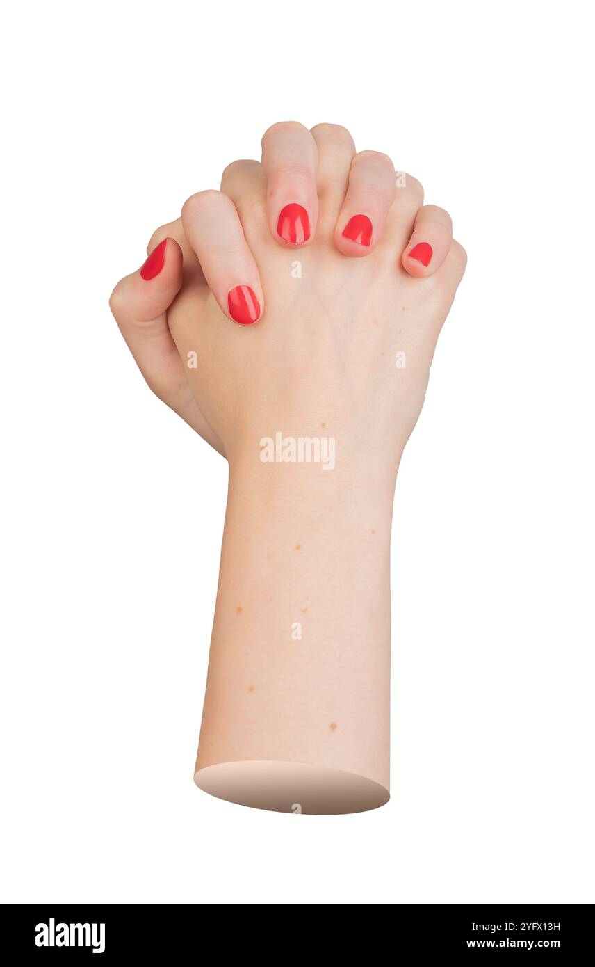 Mains entrelacées dans le soutien, doigts serrés montrant l'unité et la dévotion, un geste de paix et de gratitude. Délicat vernis rouge sur les ongles, symbolisant Banque D'Images