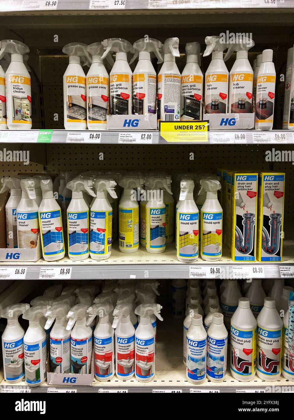 Choix de produits de nettoyage domestique à vendre au magasin de bricolage local Banque D'Images