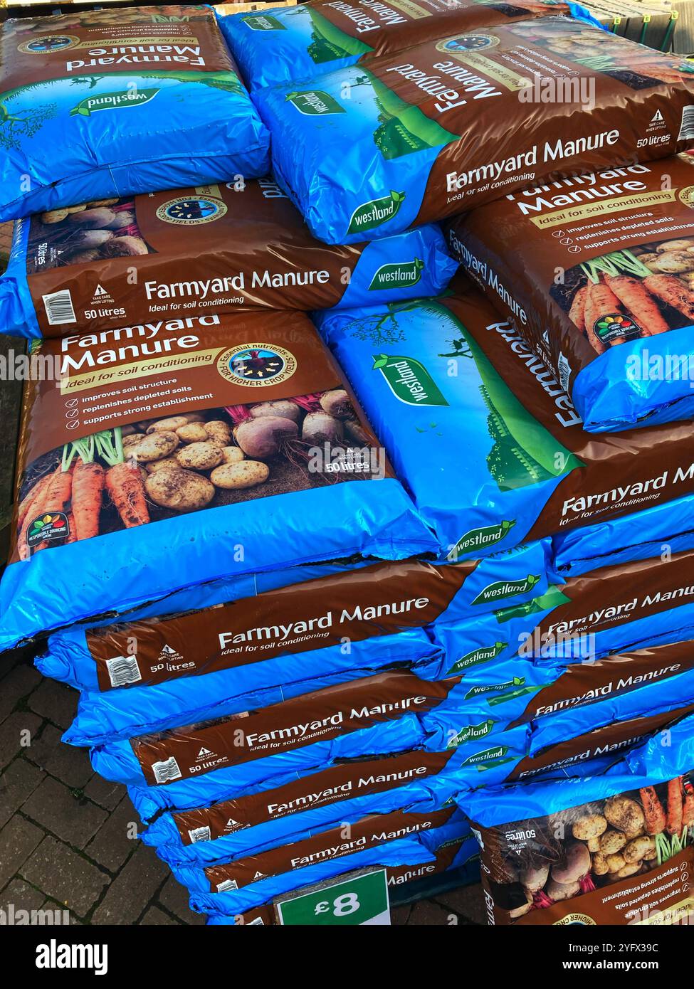 Sacs de fumier de cour de ferme à vendre au centre de jardinage local - Image de stock capturée avec un smartphone