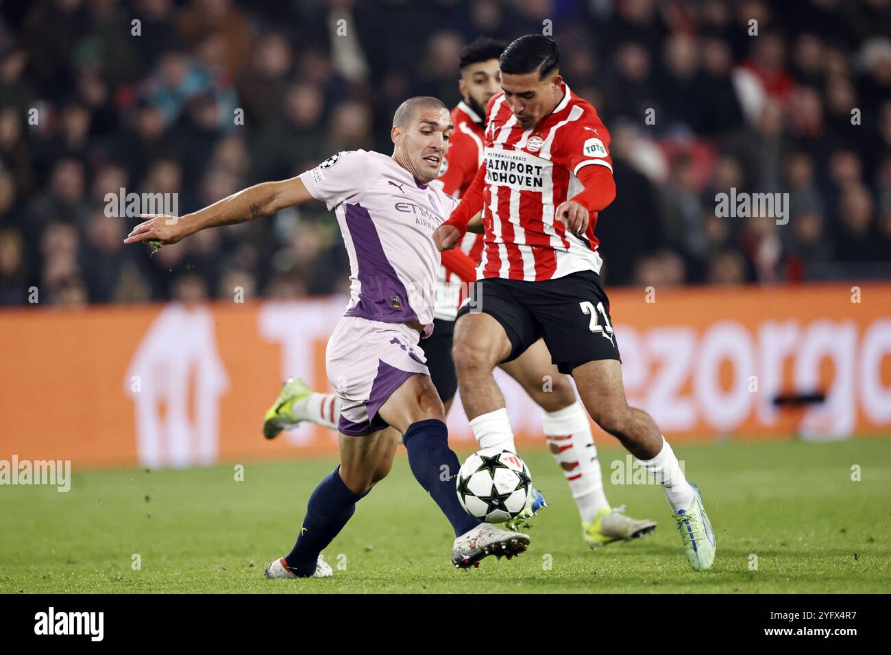 EINDHOVEN - (de gauche à droite) Oriol Romeu du Girona FC, Couhaib Driouech du PSV Eindhoven lors du match de l'UEFA Champions League entre le PSV Eindhoven et le Girona FC au stade Phillips le 5 novembre 2024 à Eindhoven, pays-Bas. ANP MAURICE VAN STEEN Banque D'Images