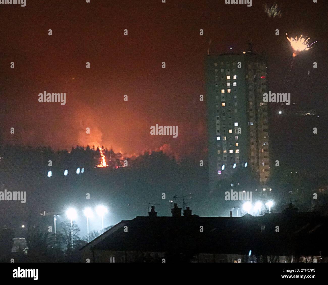 Glasgow, Écosse, Royaume-Uni. 5 novembre 2024. Météo britannique : le temps d'automne est resté sec pour le feu de joie et les feux d'artifice dans le plan du conseil de drumchapel .. Crédit Gerard Ferry/Alamy Live News Banque D'Images