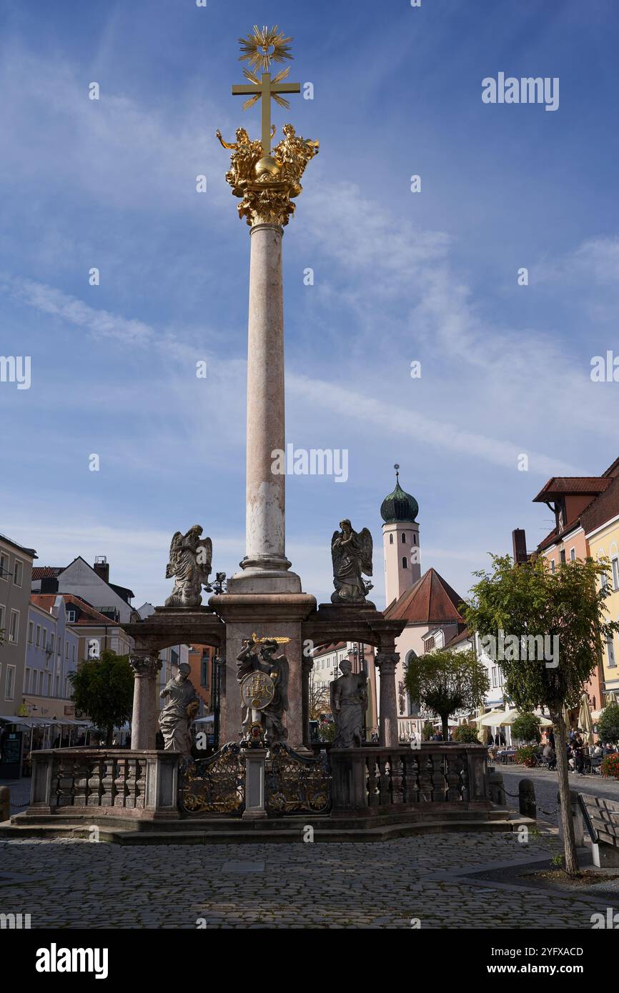 Straubing, Allemagne - 12 octobre 2024 - la colonne de la Sainte Trinité sur la Theresienplatz dans le centre-ville Banque D'Images