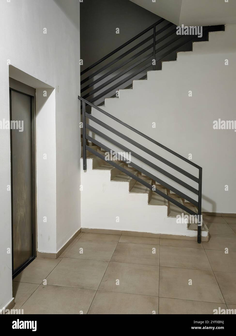 Choisissez votre chemin : escalier ou ascenseur dans le coin gauche du lobby, Un moment de décision Banque D'Images