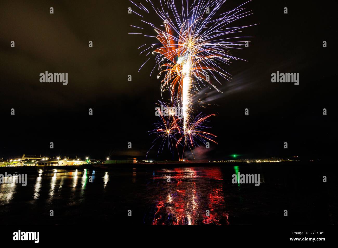 2 novembre 2024. Thurso, Écosse. Des feux d'artifice éclairent le ciel nocturne au-dessus de Thurso Scotland pendant les célébrations de la journée Guy Fawkes Banque D'Images