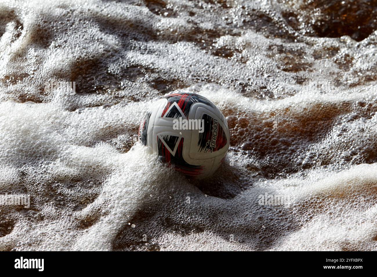 football capturé dans le courant de foucault tourbillonnant dans les eaux tourbées de la rivière crana buncrana, comté de donegal, république d'irlande Banque D'Images