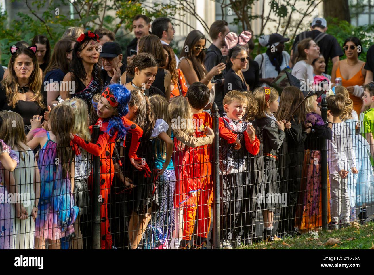 Les élèves locaux accompagnés de leurs enseignants, parents et nounous défilent dans le Madison Square Park pour Halloween le jeudi 31 octobre 2024. (© Richard B. Levine) Banque D'Images