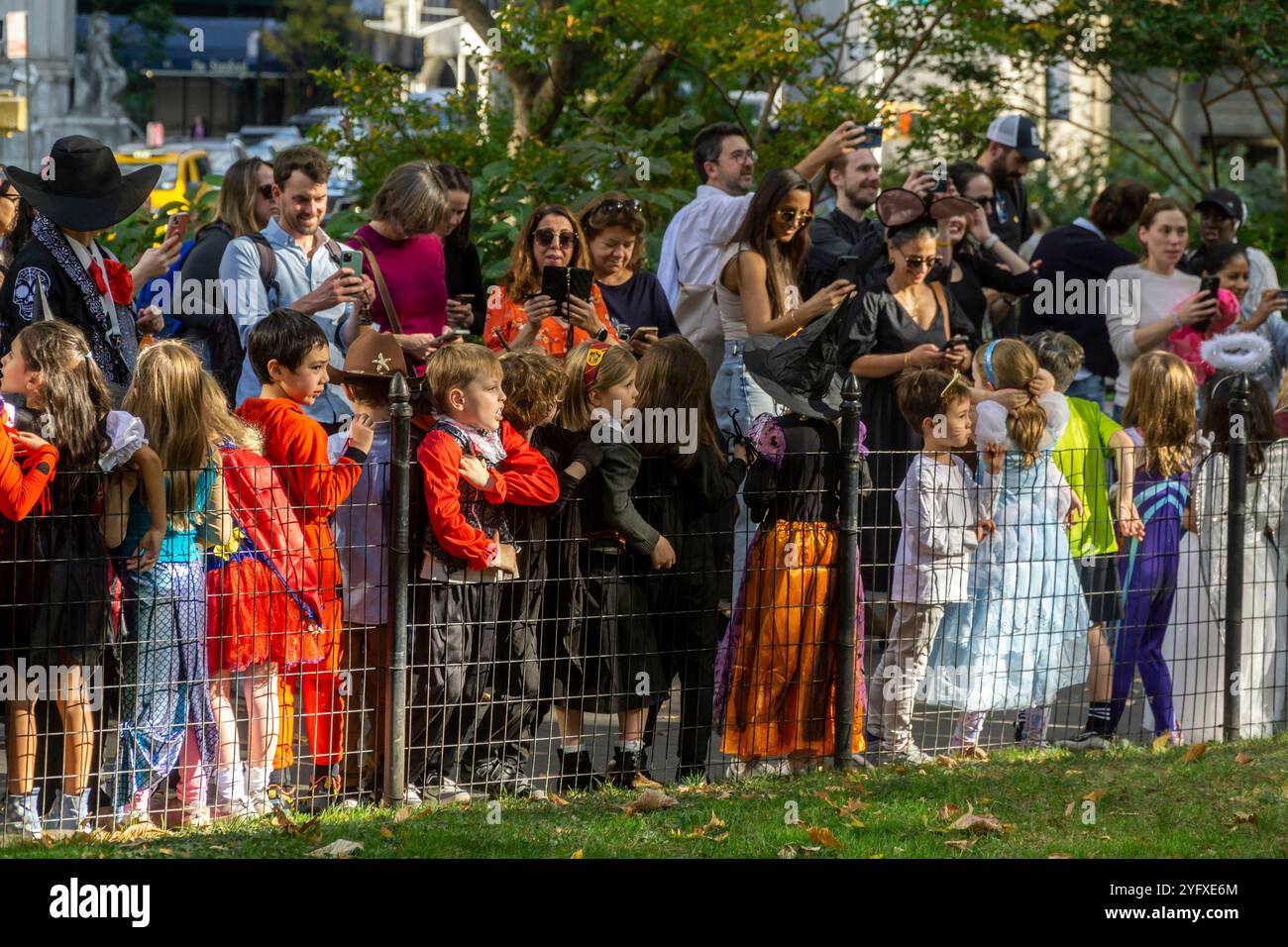 Les élèves locaux accompagnés de leurs enseignants, parents et nounous défilent dans le Madison Square Park pour Halloween le jeudi 31 octobre 2024. (© Richard B. Levine) Banque D'Images