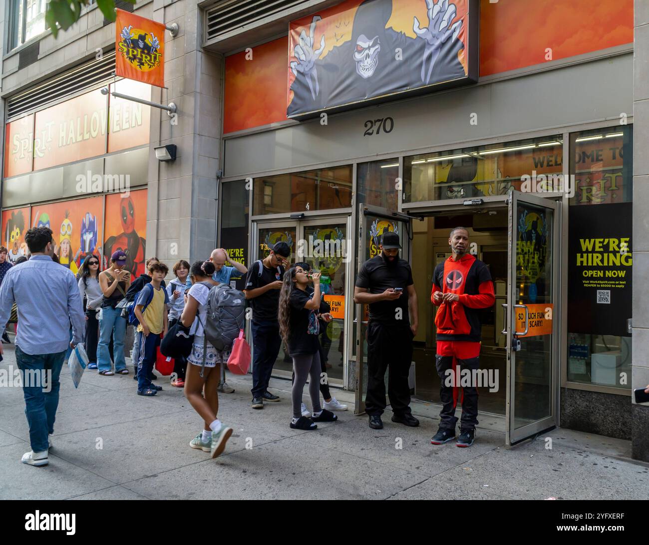 Les procrastinateurs font la queue devant un magasin Spirit Halloween à Chelsea à New York le jeudi 31 octobre 2024. (© Richard B. Levine) Banque D'Images