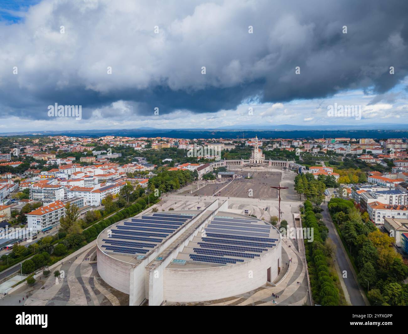 Sanctuaire de notre-Dame de Fatima, Basilique de notre-Dame du Rosaire et Basilique de la très Sainte Trinité de Fatima. Vue aérienne de Fatima par drone Banque D'Images