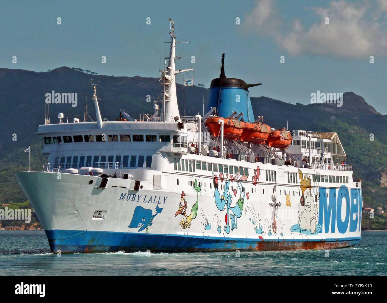 Symbolbild Fähre, Moby Lally, Moby Lines, Cartoon-Bemalung, mediterrane Küste, Passagierschiff, Italien, Reise, maritimer Verkehr, bunte Grafiken, Schornstein, Rettungsboote, Ferien, Tourismus, Fährverbindung, Küstentransport, Freizeit, Sommer, Schifffahrt, mediterraner Raum, maritime Bemalung, Hafen *** image symbolique ferry, Moby Lally, Moby Lines, dessin animé, côte méditerranéenne, navire à passagers, Italie, voyage, trafic maritime, graphiques colorés, entonnoir, canots de sauvetage, vacances, tourisme, connexion ferry, transport côtier, loisirs, été, navigation, région méditerranéenne, peinture maritime, Banque D'Images
