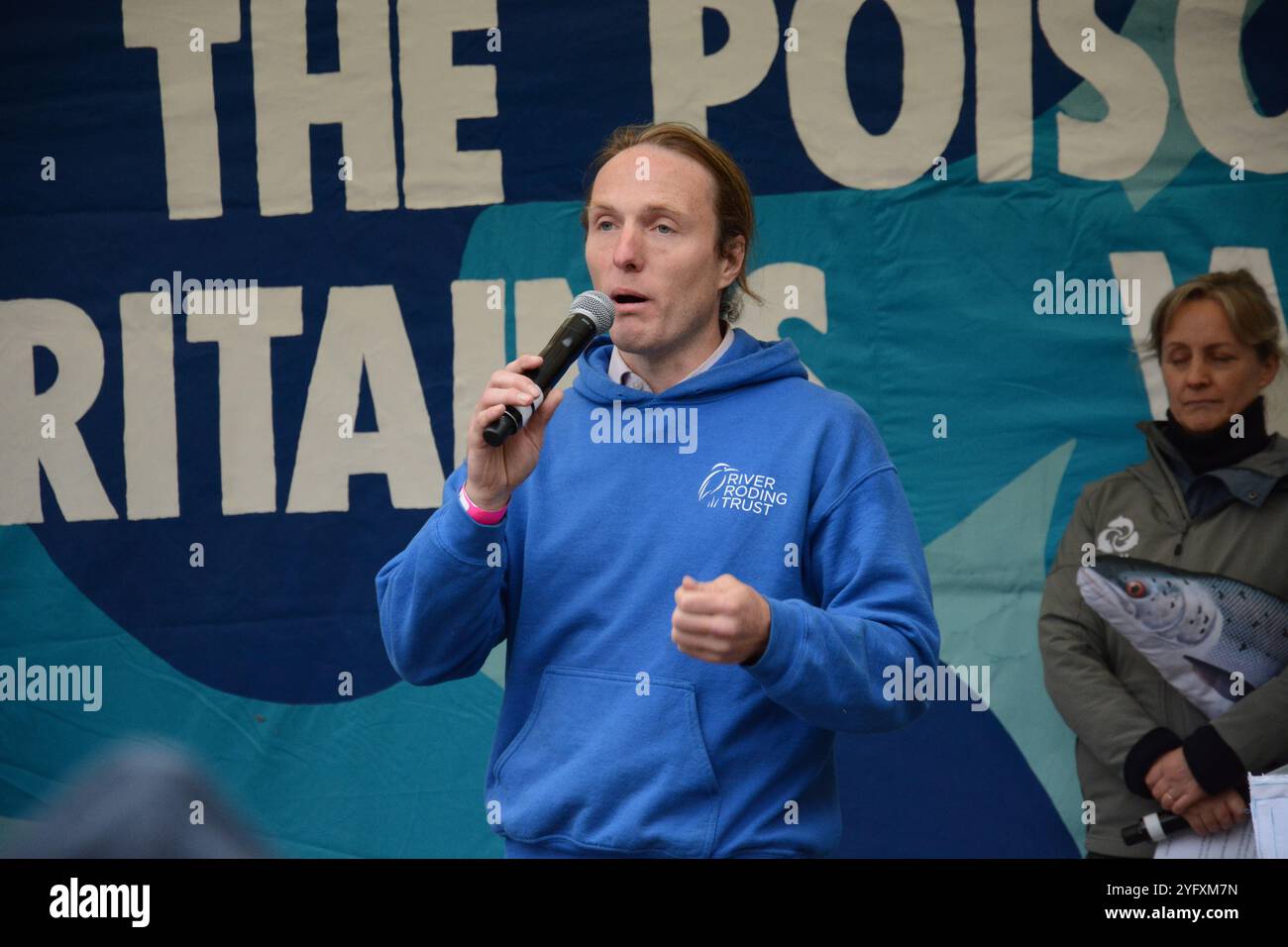 Paul Powesland prend la parole à la River action March for Clean Water à Londres le 3 novembre 2024 à Parliament Square Banque D'Images