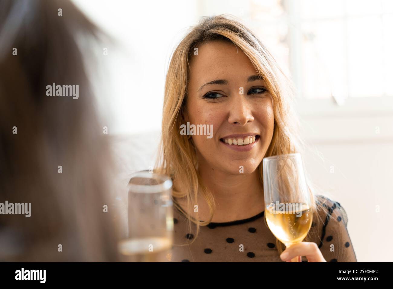 Couple LGBTI toast au champagne et célébrant un moment de bonheur pour Noël Banque D'Images