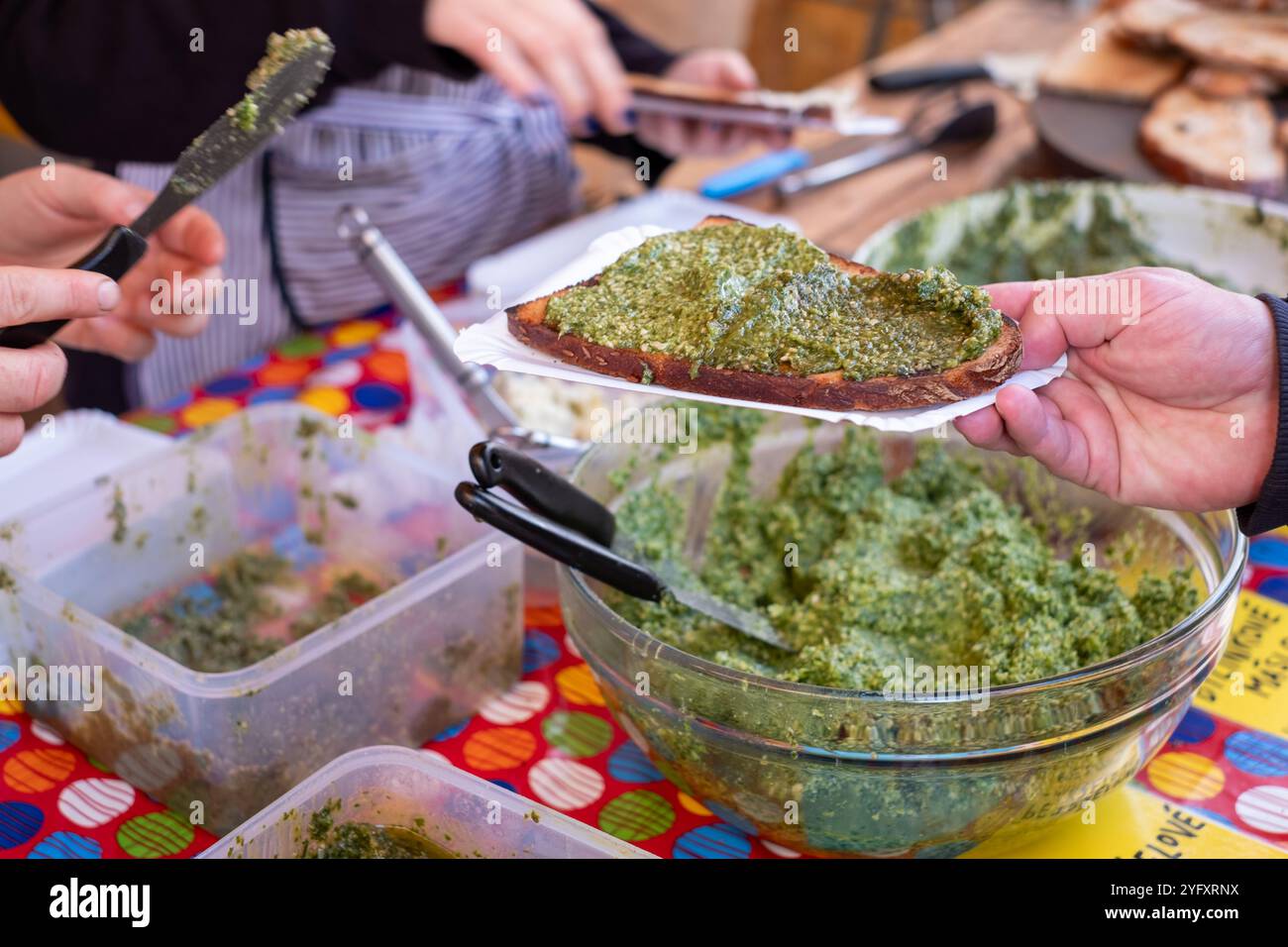 Kiosque Ppular vendant du pesto aux herbes maison sur pain grillé au levain, au marché agricole Náplavka samedi, Prague en République tchèque. Banque D'Images