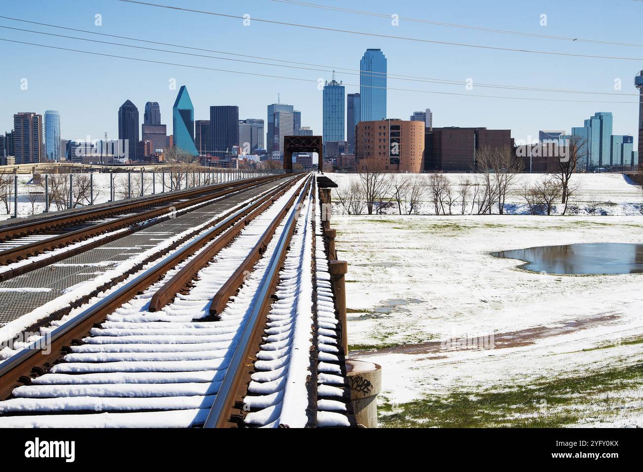 Vue sur le centre-ville de Dallas depuis les rails du pont Trinity Railway Express train Track Bridge lors D'Une journée froide de neige hivernale à Dallas, Texas Banque D'Images